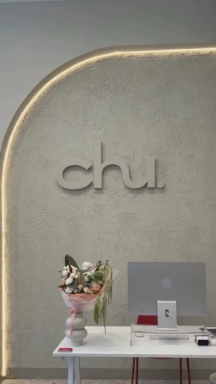 Studio na Panské: logo chu. na světlé stěně a recepce